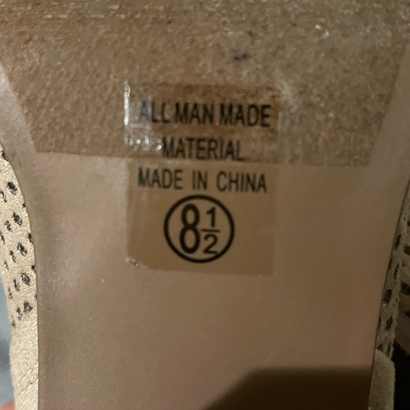 Women’s size 8 1/2 tan ankle boots - Picture 4 of 6